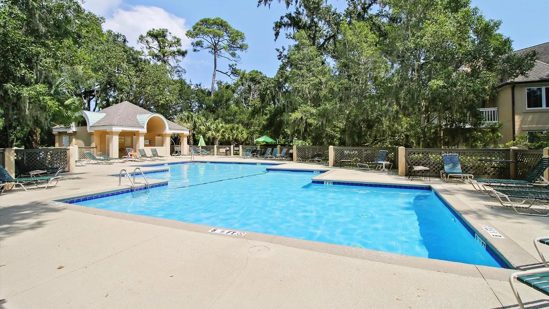 Villa Colonnade Club 176 *