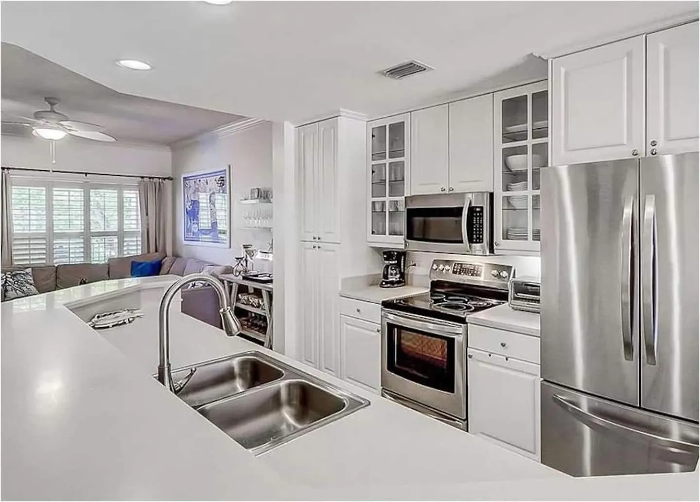 Coligny Beach, Pools, & Shops- Few Steps Away Holiday home
