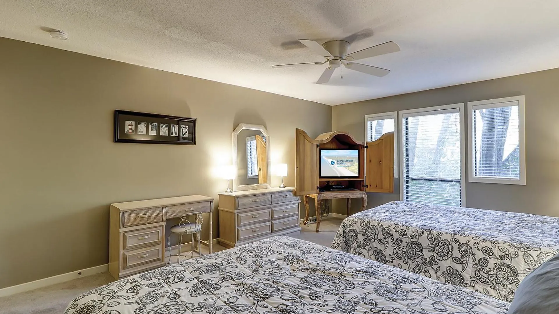 7825 Centrecourt Holiday home