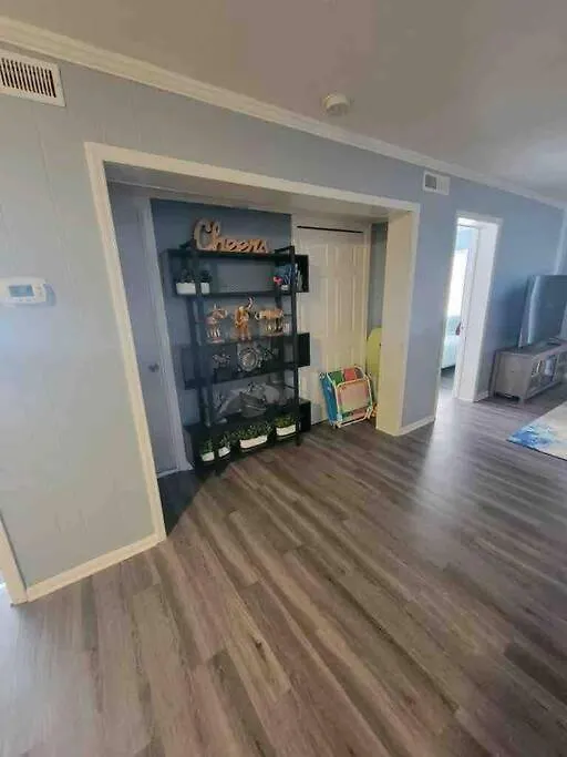 Apartment 2022 Renovated 2-bdrm Cozy, Lovely W/parking! *