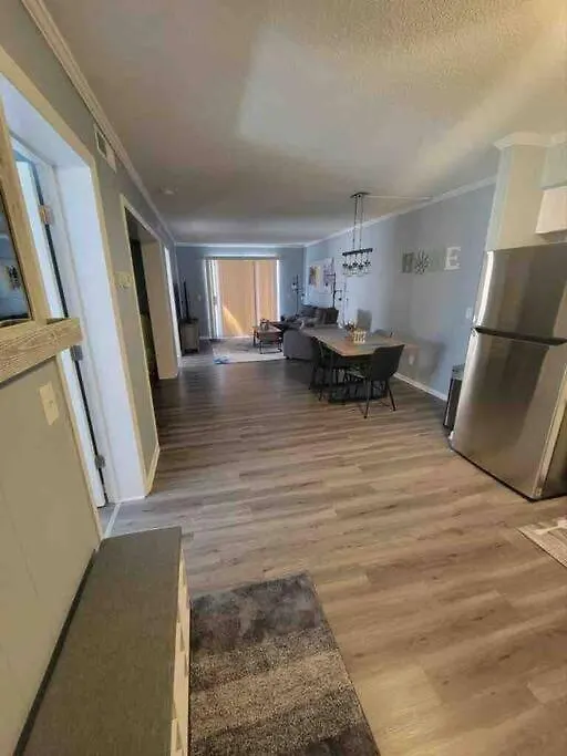 2022 Renovated 2-bdrm Cozy, Lovely W/parking! Apartment *