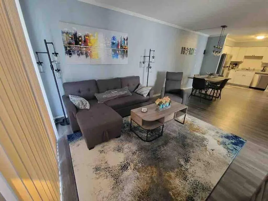 2022 Renovated 2-bdrm Cozy, Lovely W/parking! Apartment