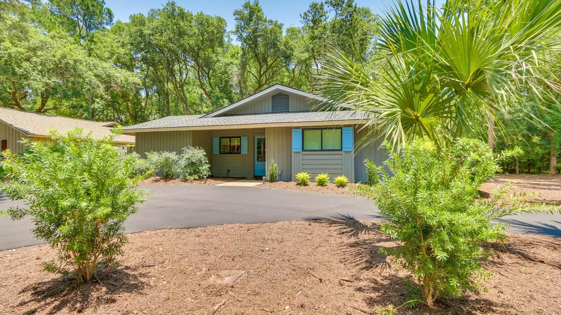 Holiday home Updated With Patio *