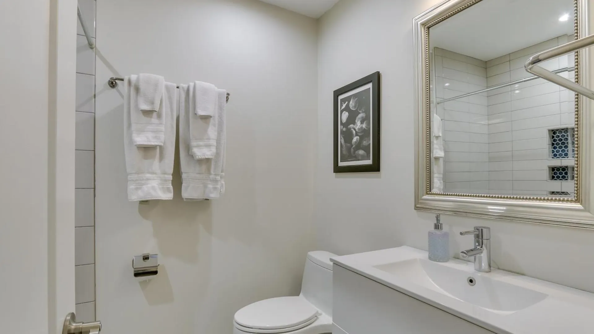 Spacious 1 Mile To Club And Harbour Town!