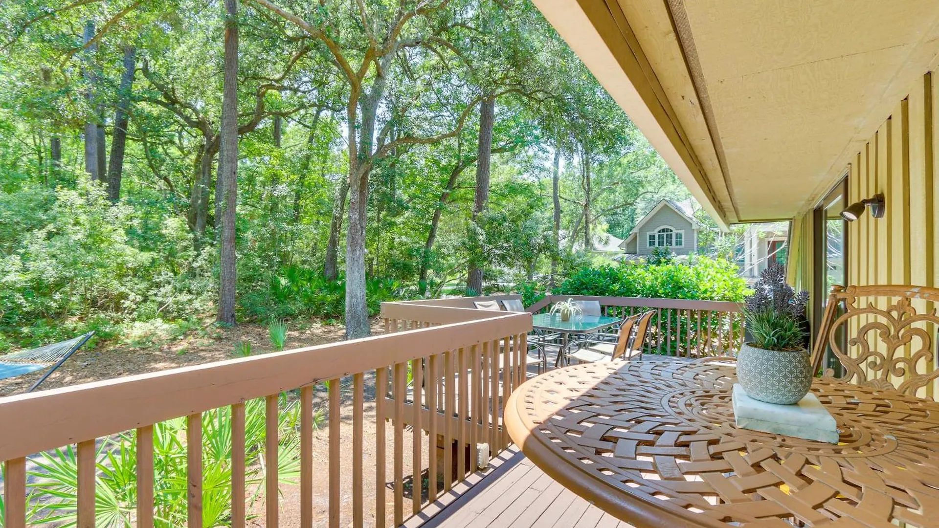 Spacious 1 Mile To Club And Harbour Town! *