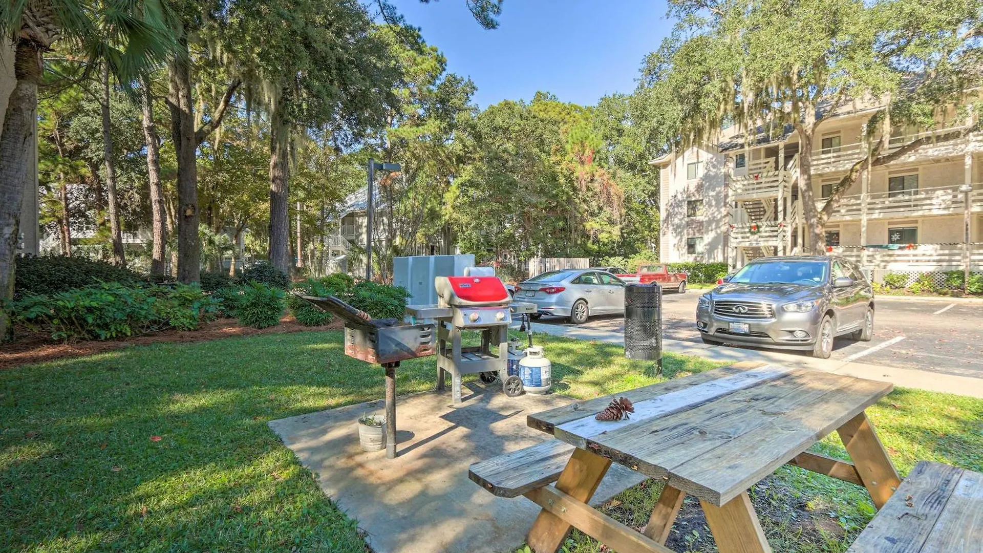 Apartment Hilton Head Getaway, Walk To And Golf Course!