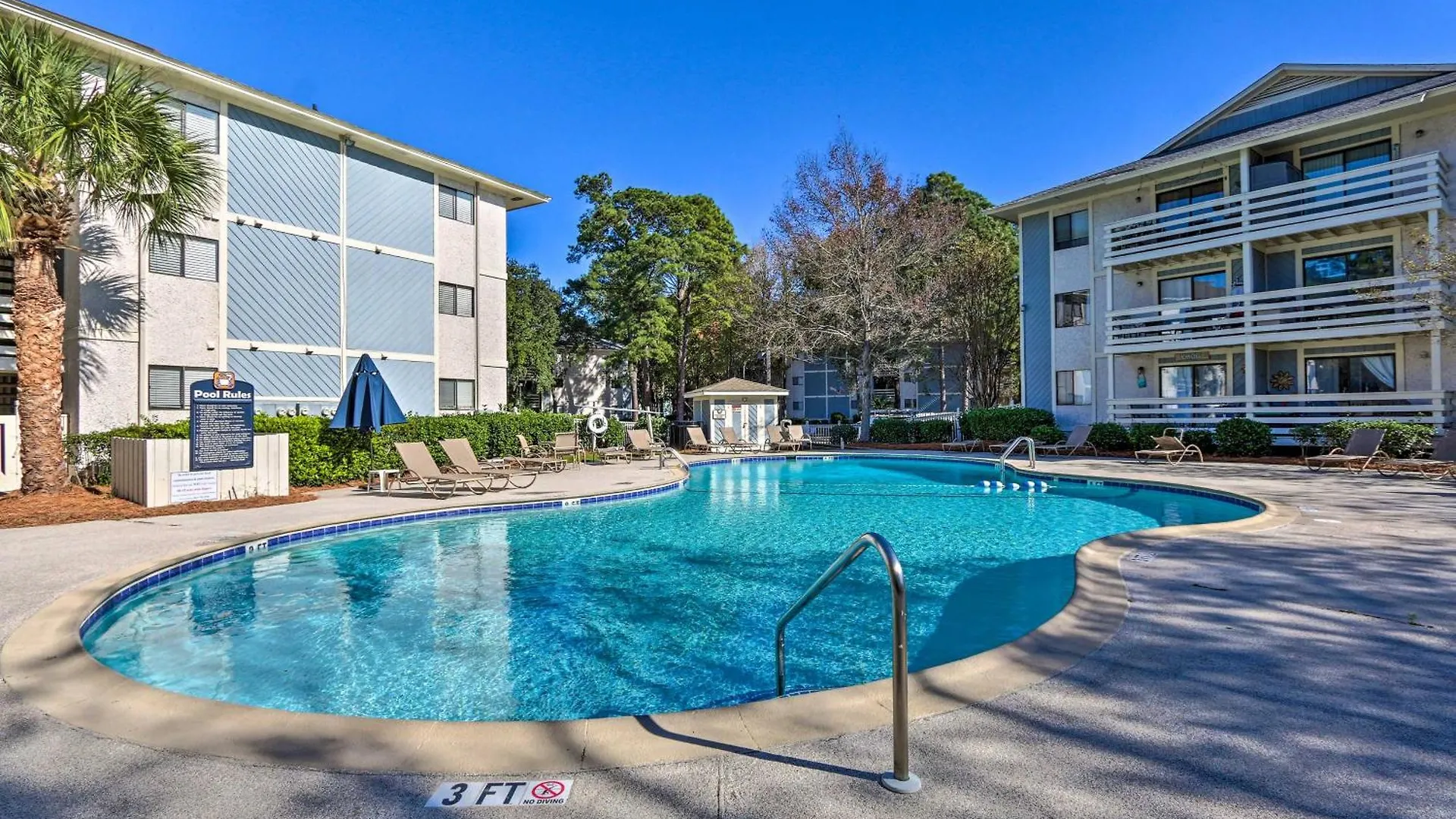 Hilton Head Getaway, Walk To And Golf Course!