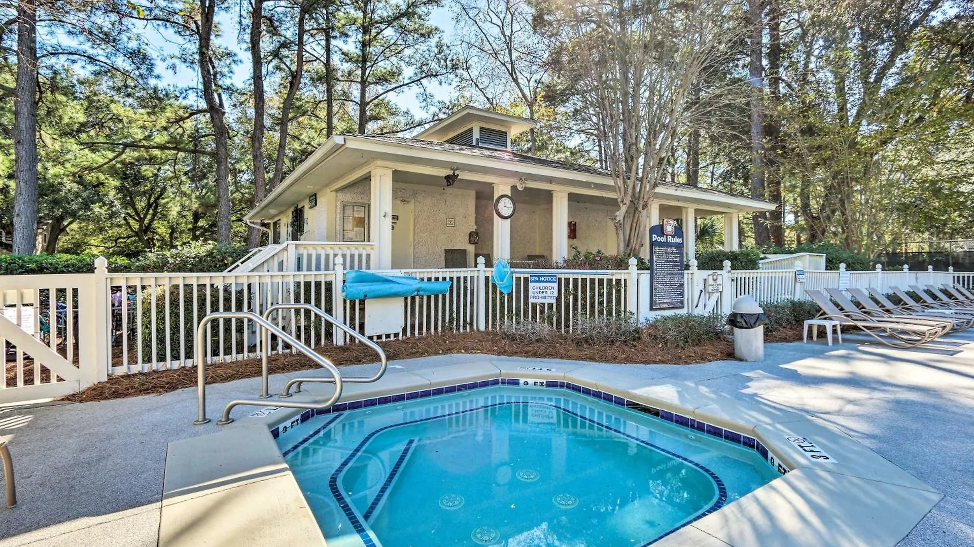 Hilton Head Getaway, Walk To And Golf Course! *