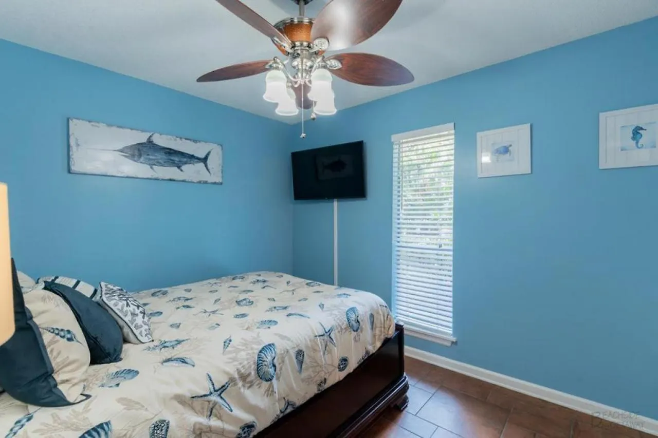 4 Pelican Street *