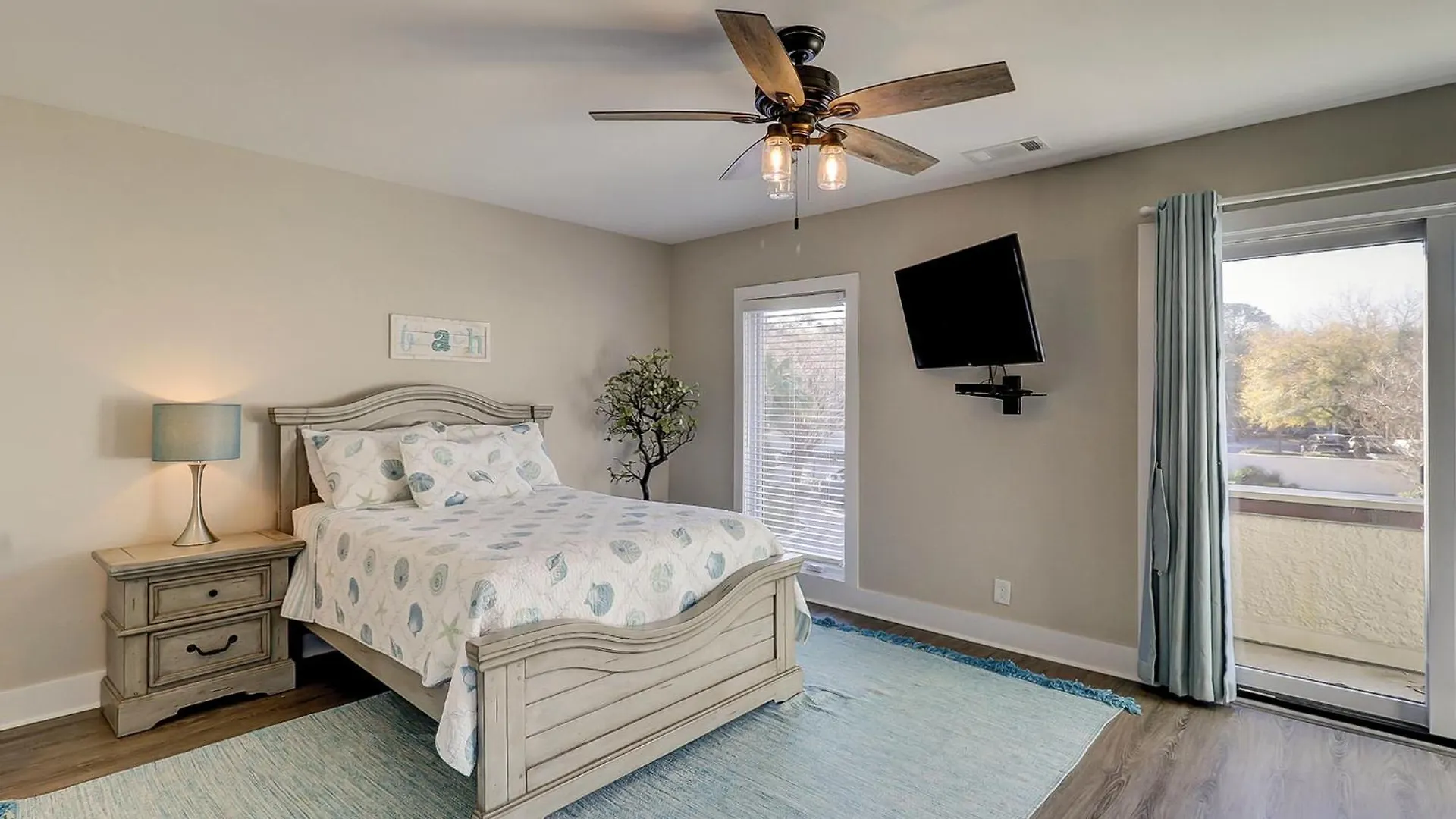 Schooner Court 740
