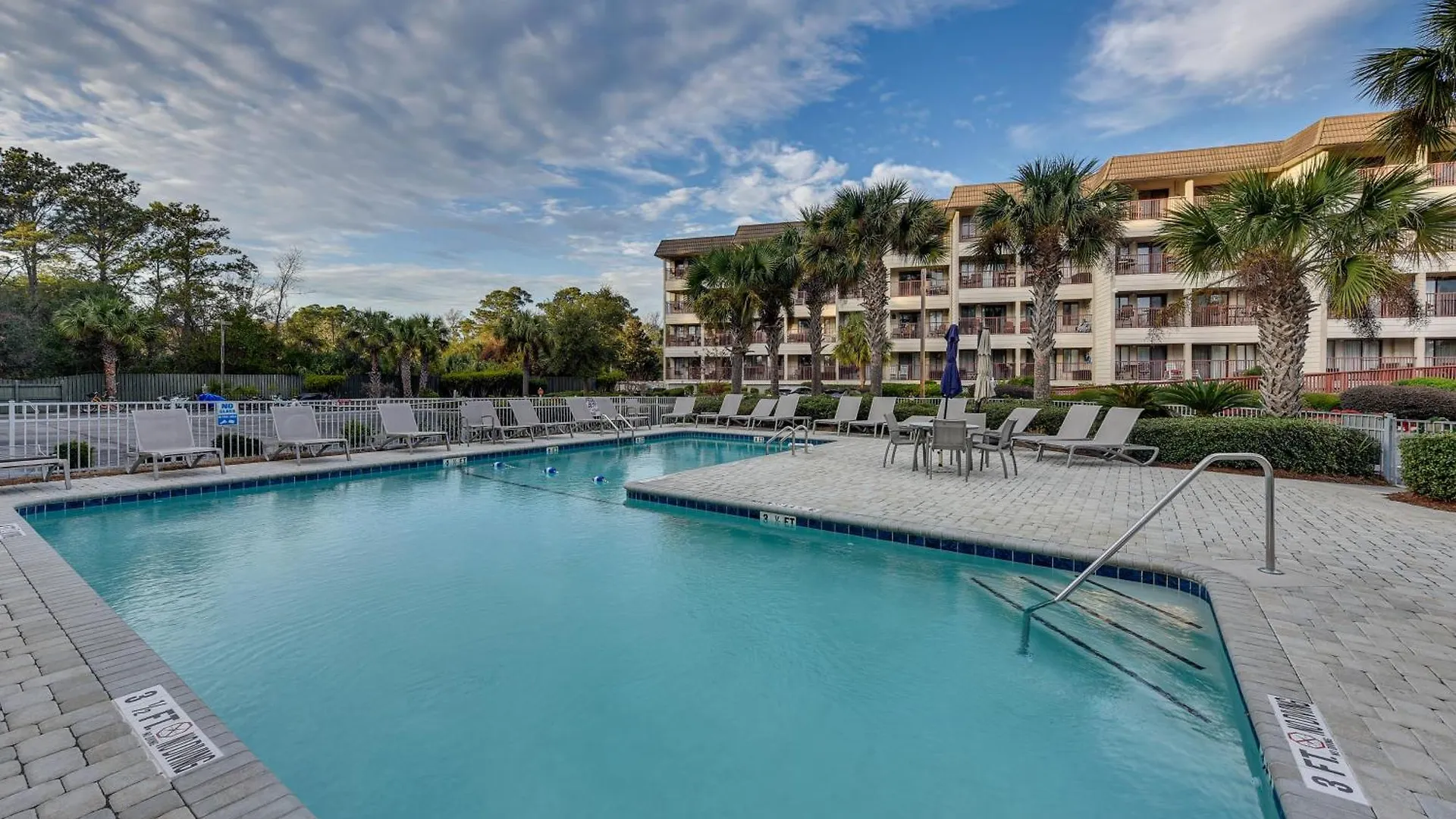 Hilton Head With Deck - Walk To And Pool! Apartment *