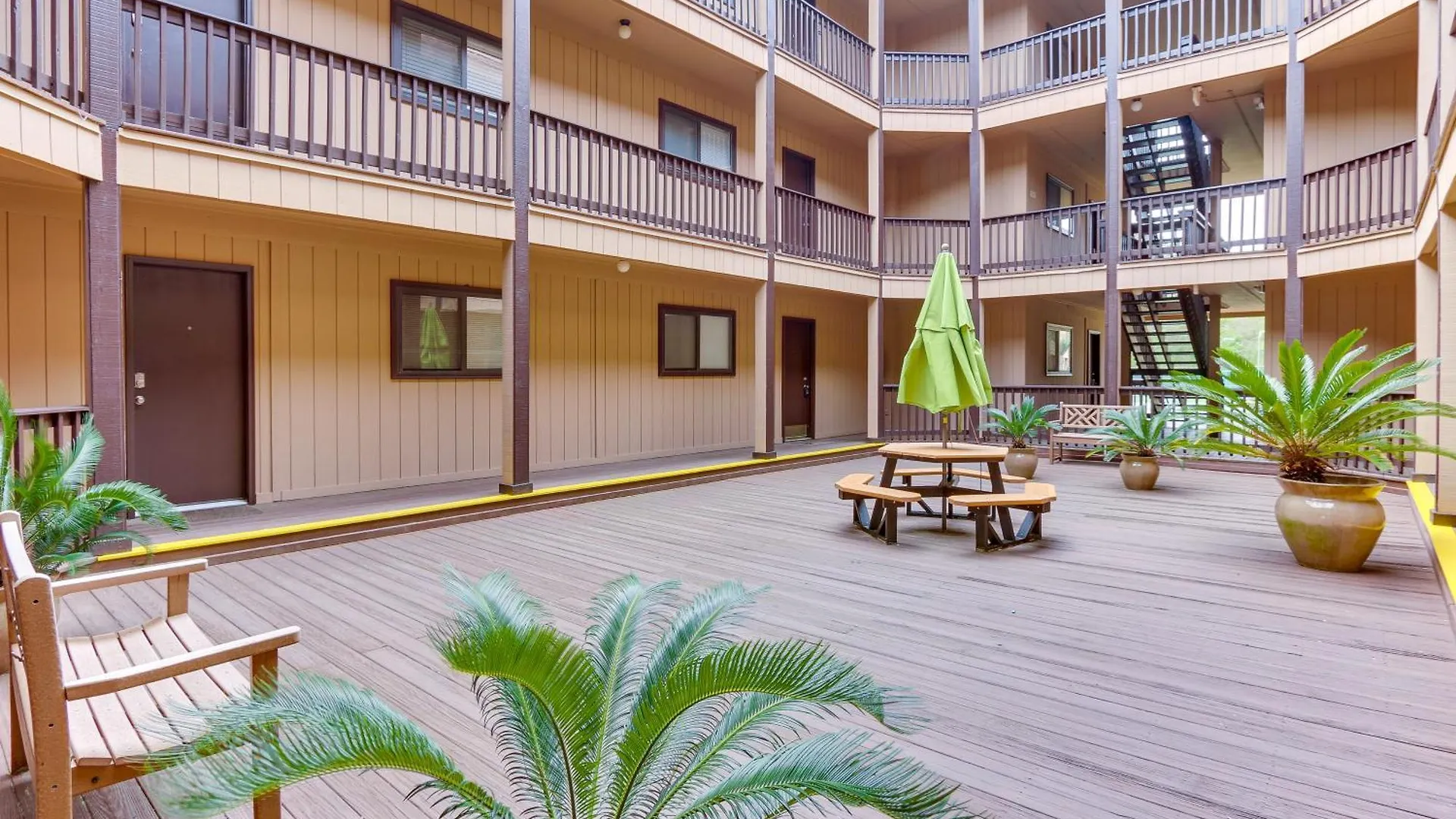 Hilton Head With Deck - Walk To And Pool!