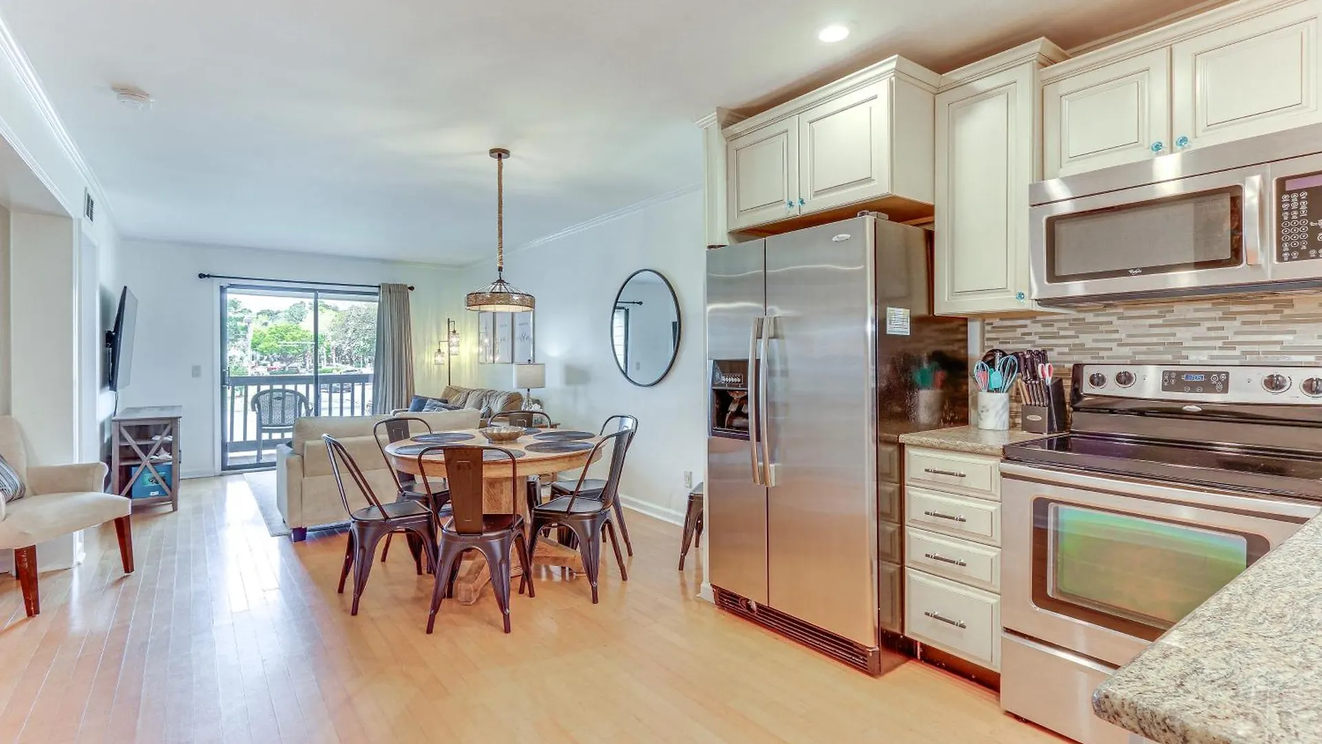Hilton Head With Deck - Walk To And Pool!