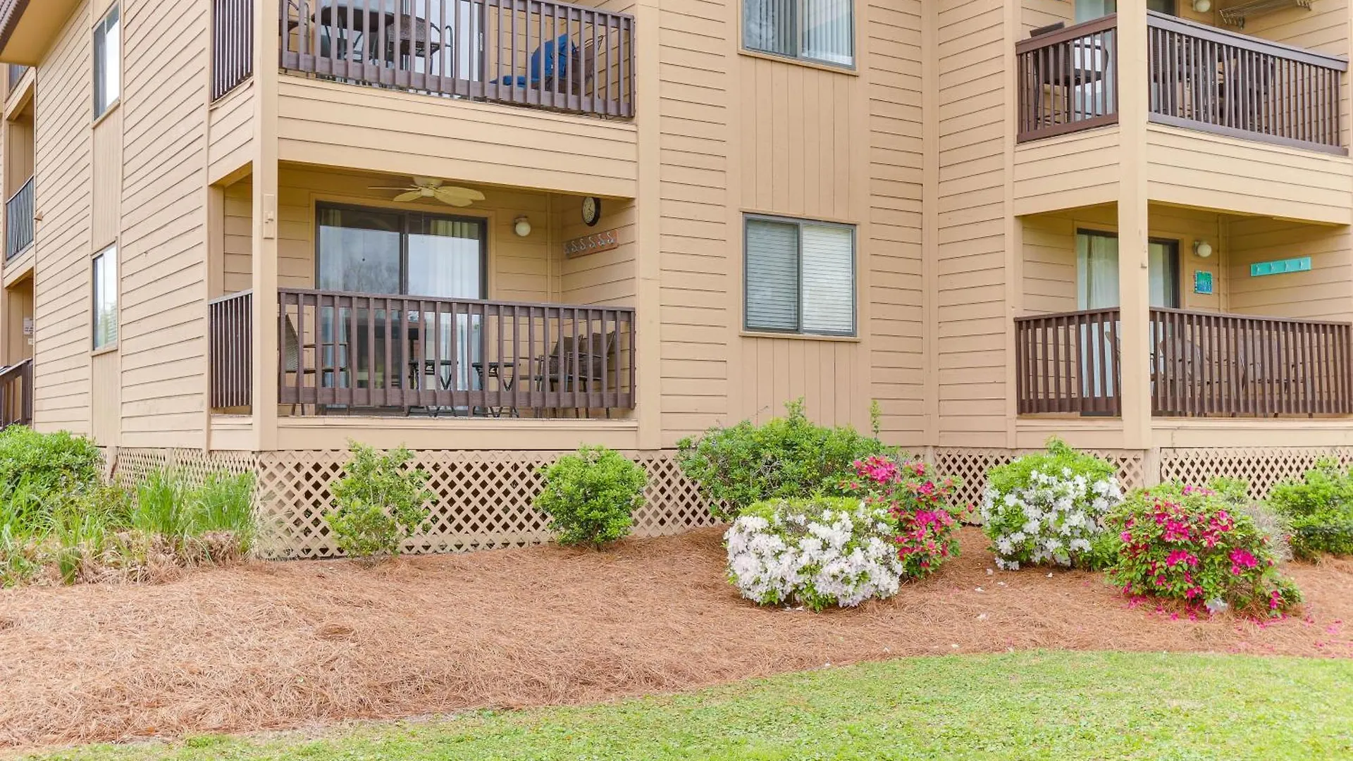 Hilton Head With Deck - Walk To And Pool!