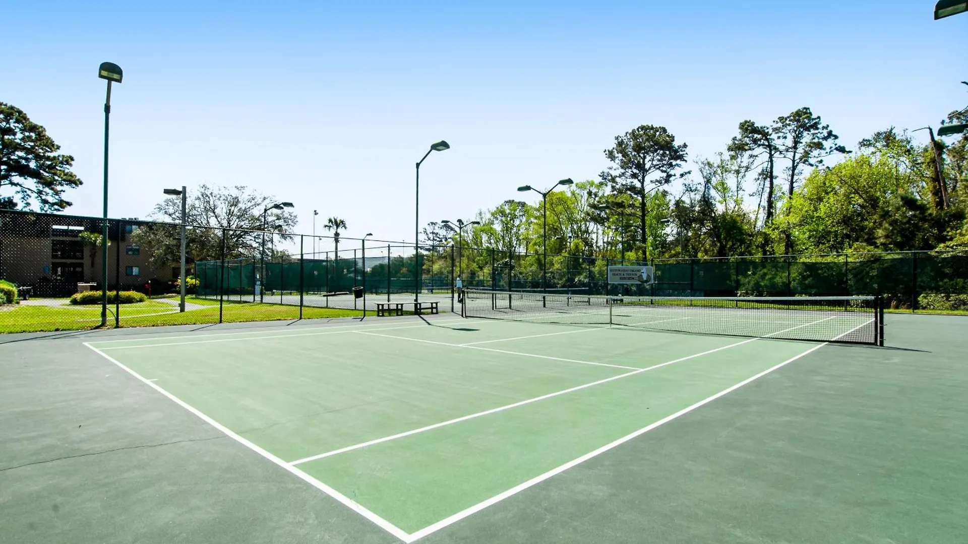 Hh & Tennis E15 *