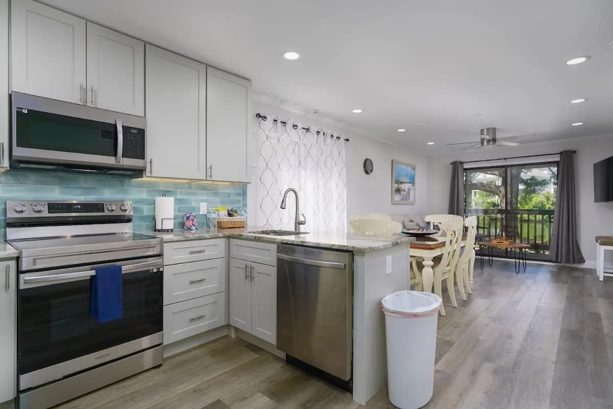 Remodeled Corner Unit 2 2 Overlooking The Lagoon *