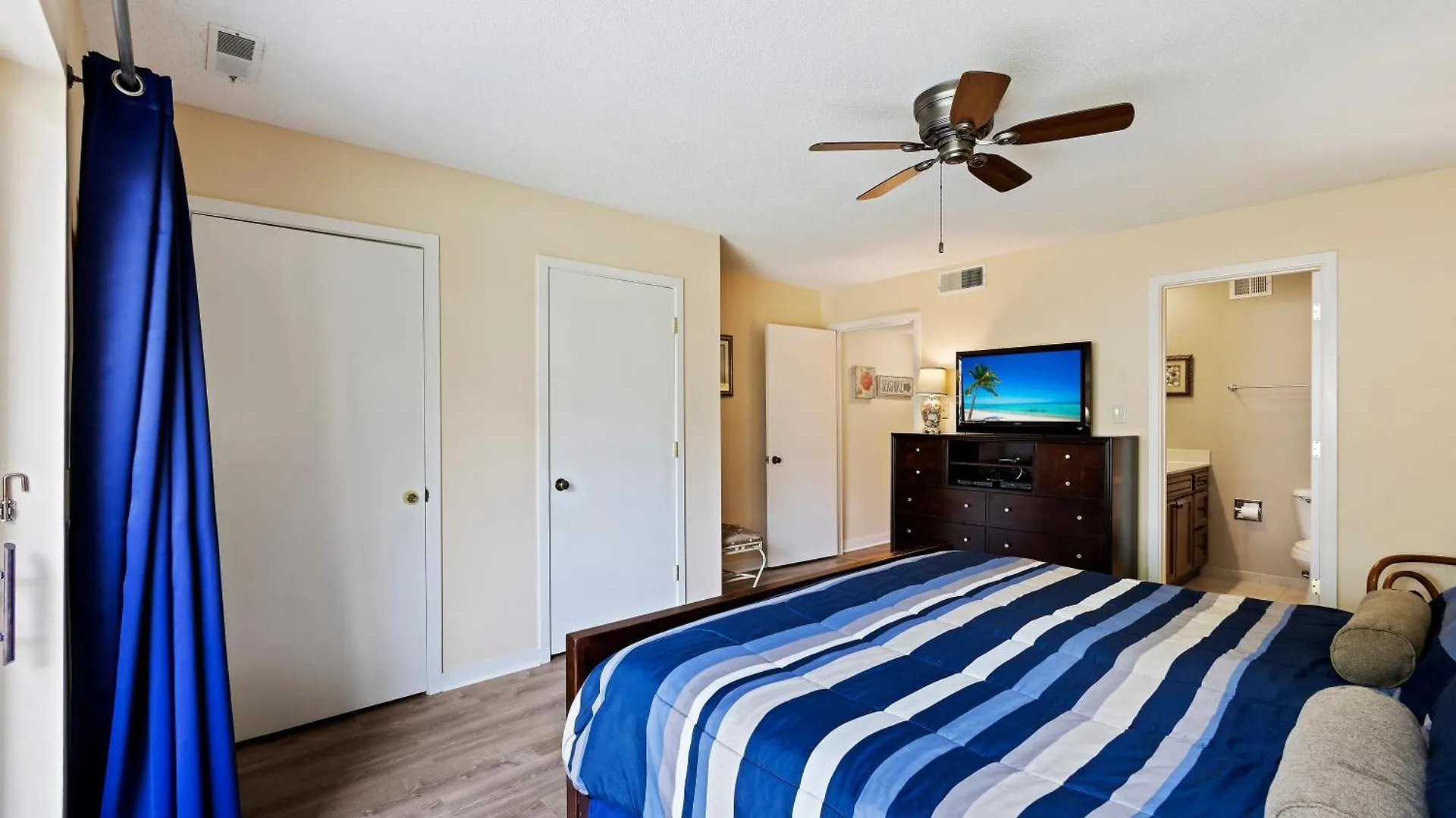 2 Bedroom 2 Bathroom Sleeps 6 King 2 Twins Bikes & Beach Gear Included *