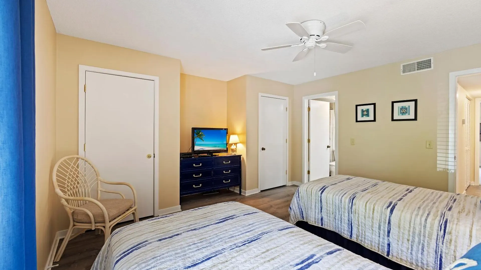 2 Bedroom 2 Bathroom Sleeps 6 King 2 Twins Bikes & Beach Gear Included Holiday home