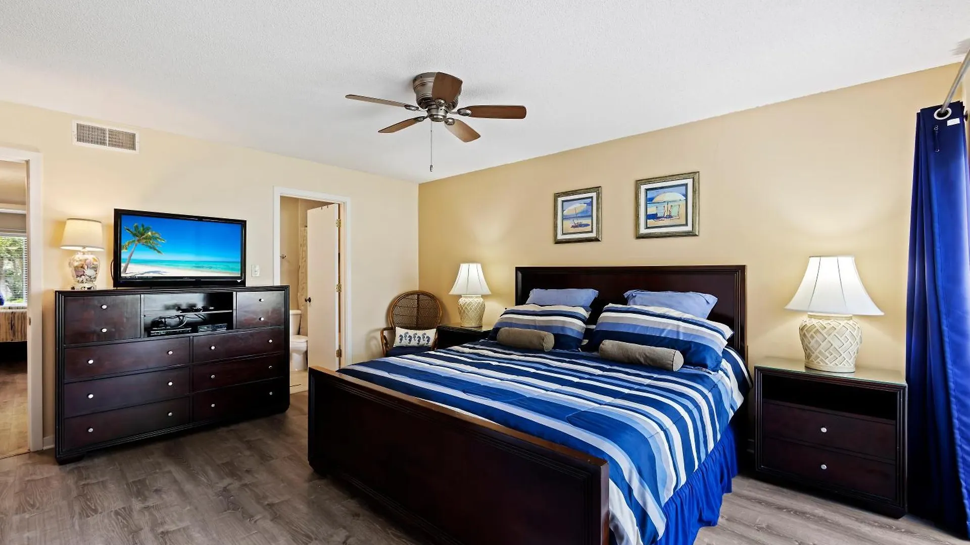 2 Bedroom 2 Bathroom Sleeps 6 King 2 Twins Bikes & Beach Gear Included *