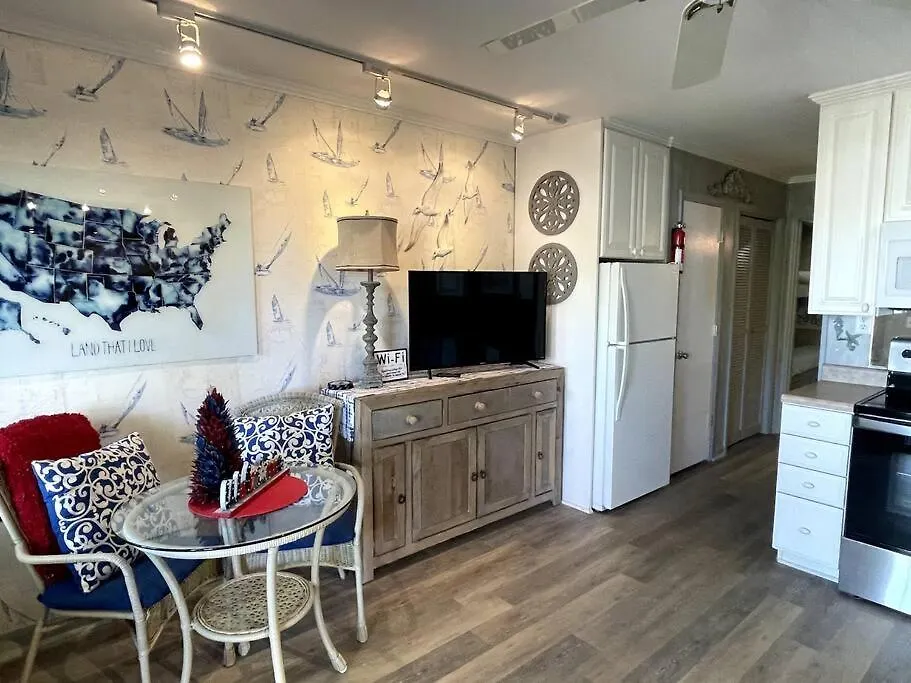 Coastal Nest - Oceanviews! Near Coligny Apartment