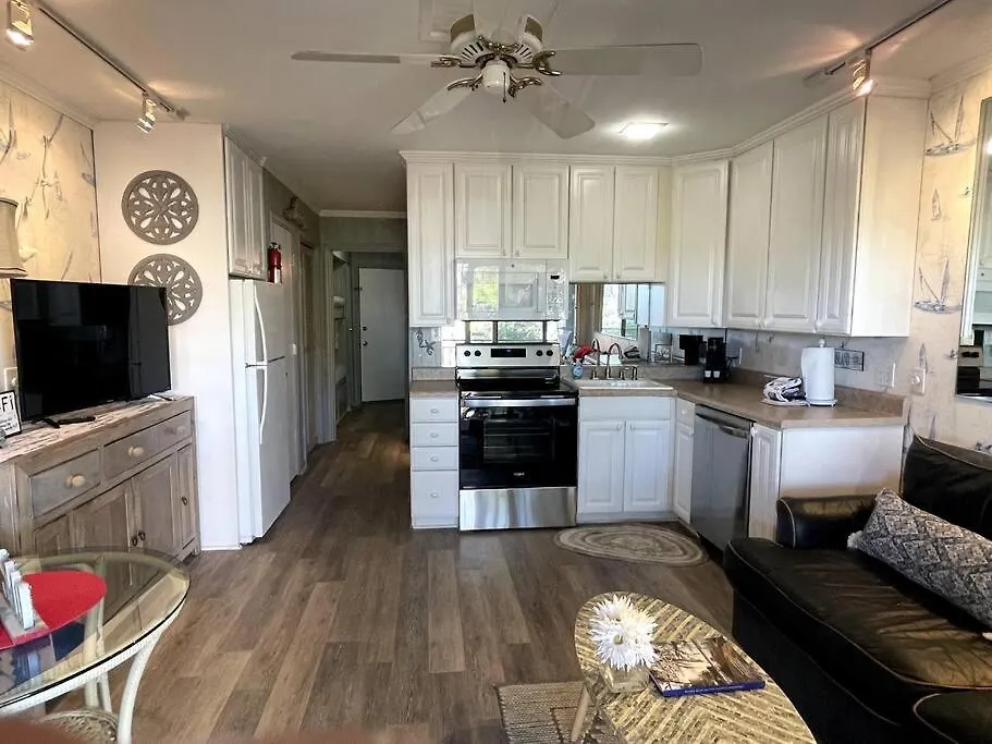Coastal Nest - Oceanviews! Near Coligny Apartment *