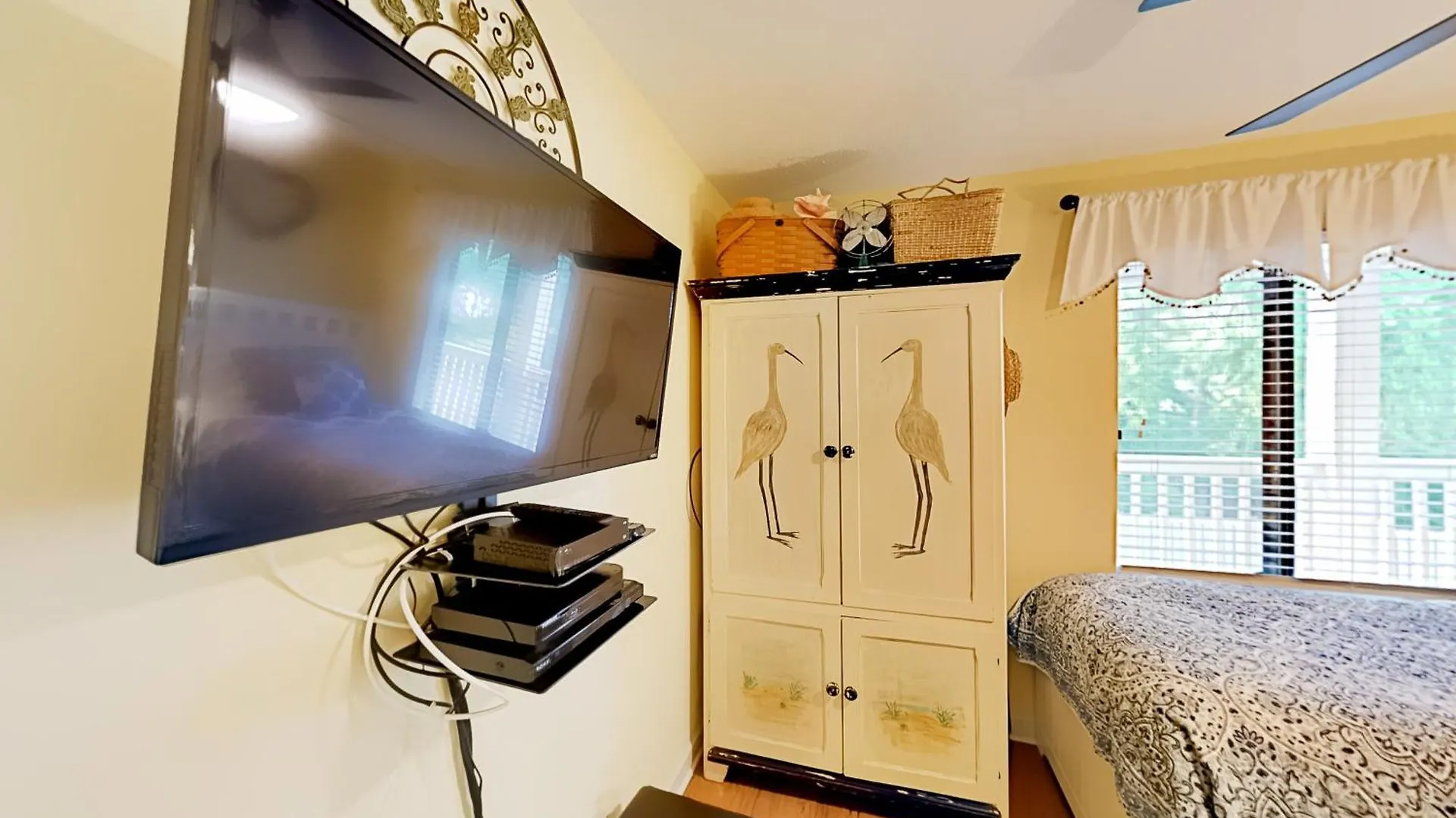 Apartment On Port Royal Sound Iii *