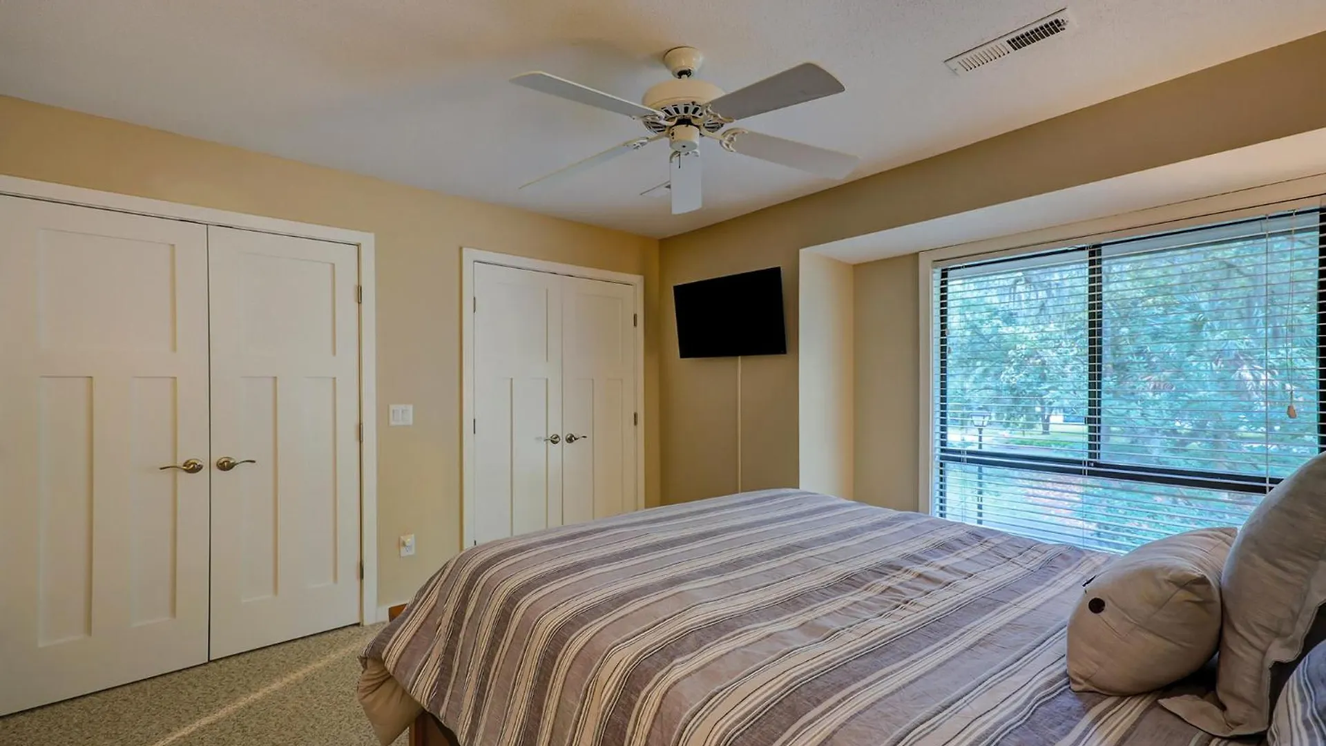 Holiday home Updated Luxury Two Bedroom The Greens New Baths Walk In Shower Kitchen Golf Views