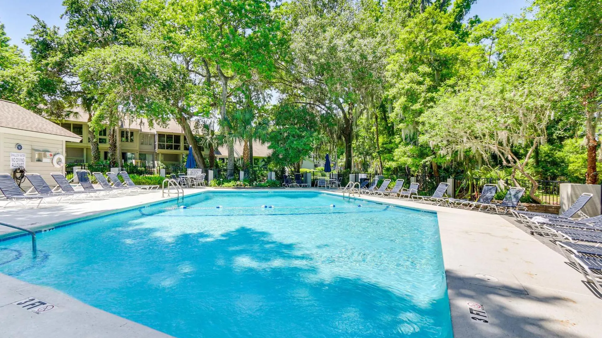 Modern With Pool Access! Villa