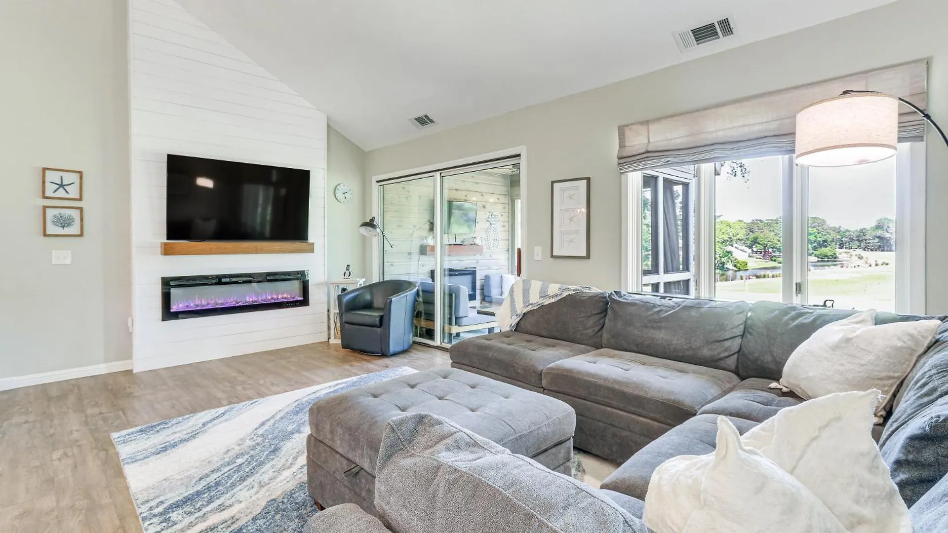Modern With Pool Access! Villa