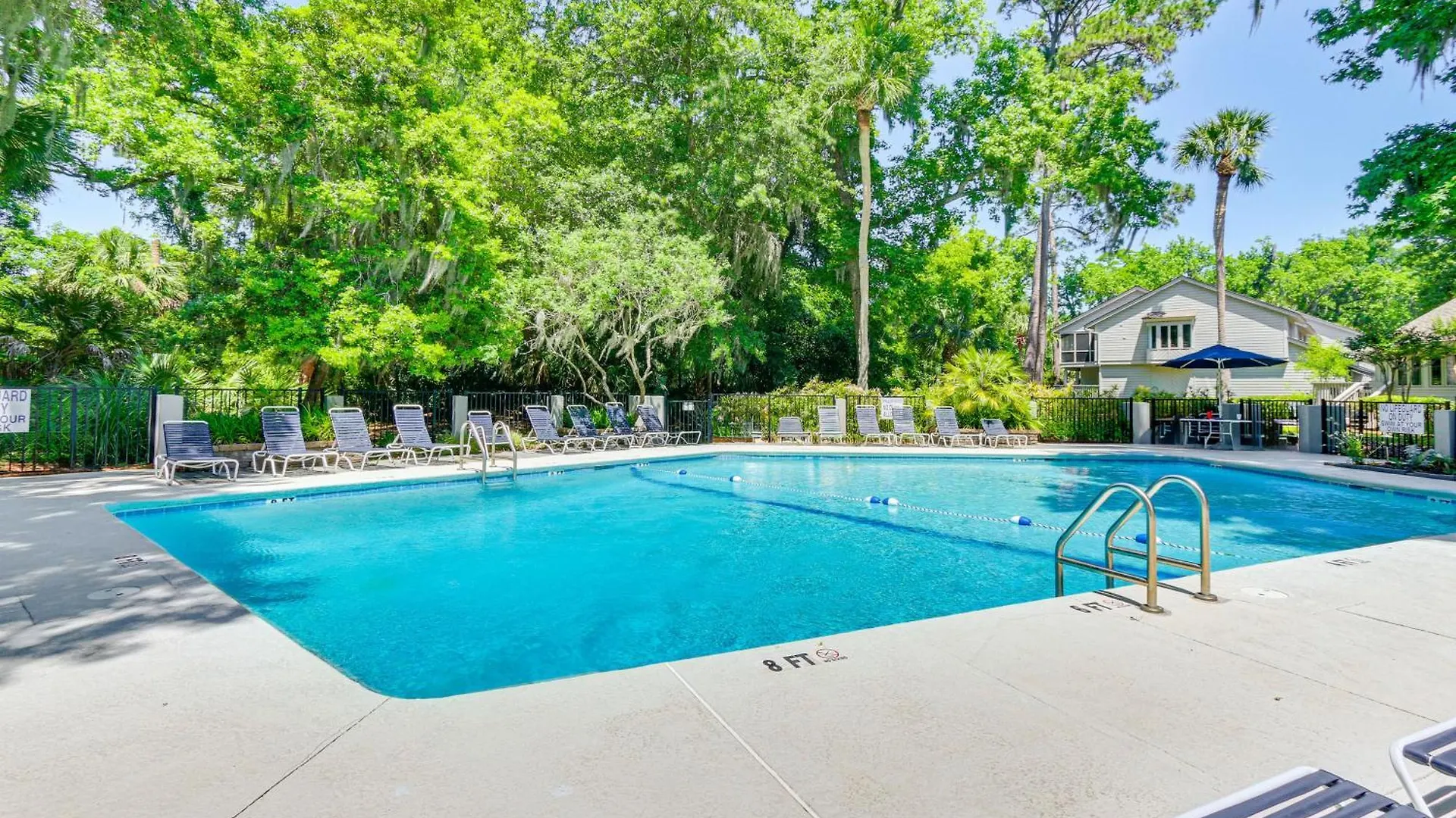 Villa Modern With Pool Access!