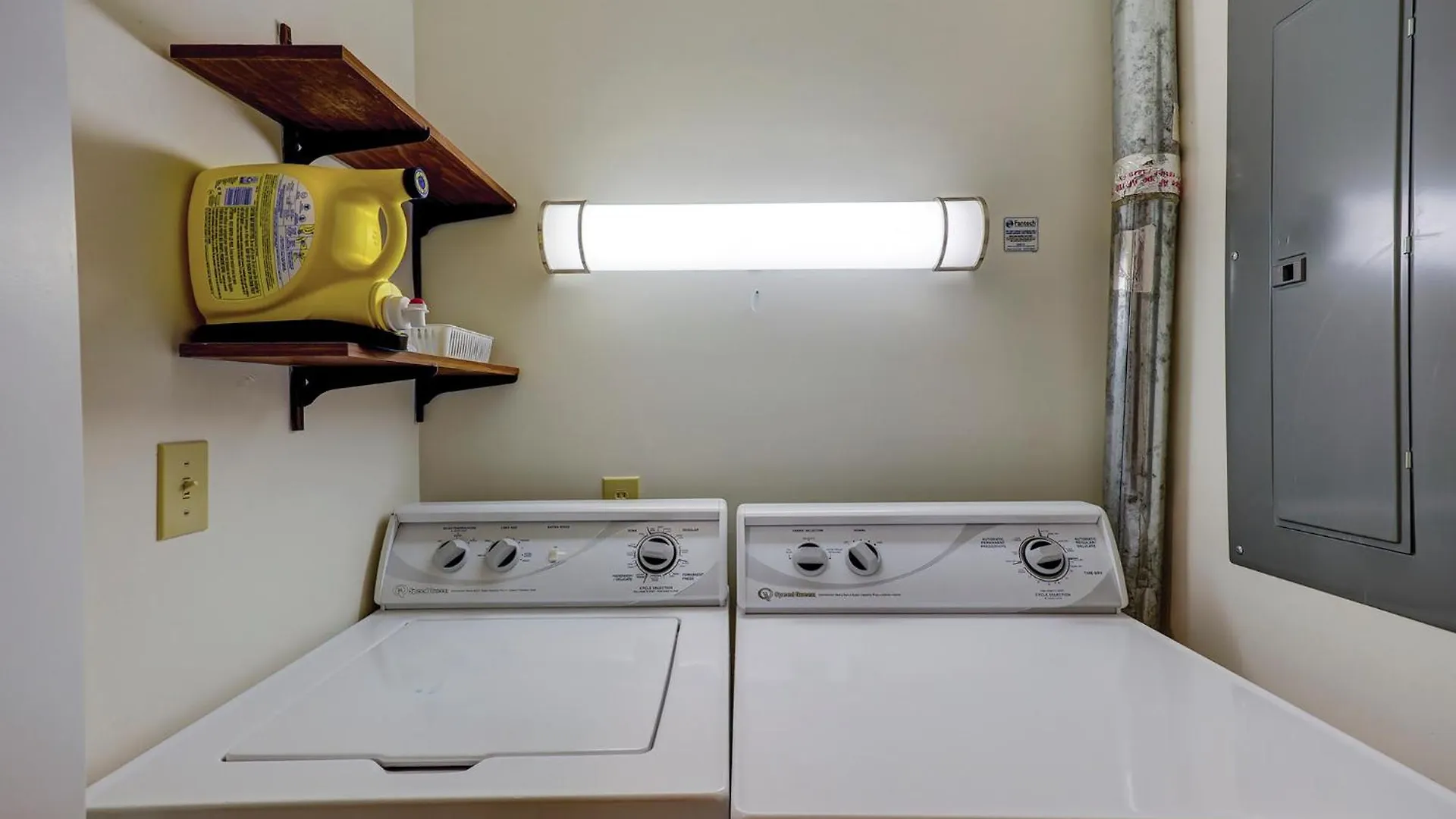 Updated Luxury Two Bedroom The Greens New Baths Walk In Shower Kitchen Golf Views Holiday home *