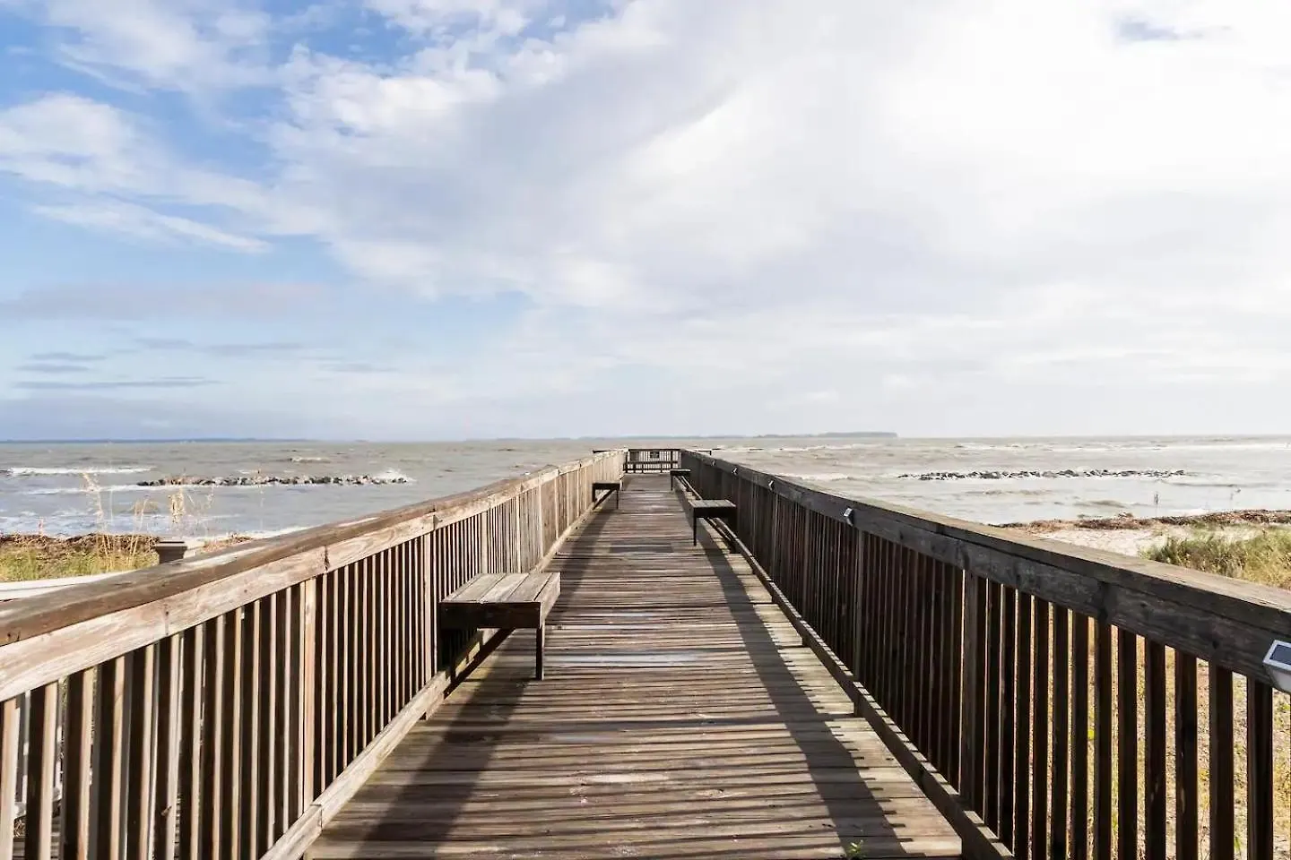 Dreamy Hhi Retreat With Pool, Gym Apartment