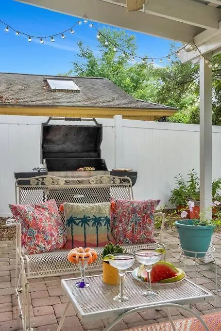Holiday home Charming 3br 2 Bath With Hot Tub! *