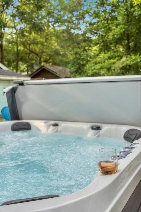 Charming 3br 2 Bath With Hot Tub! *