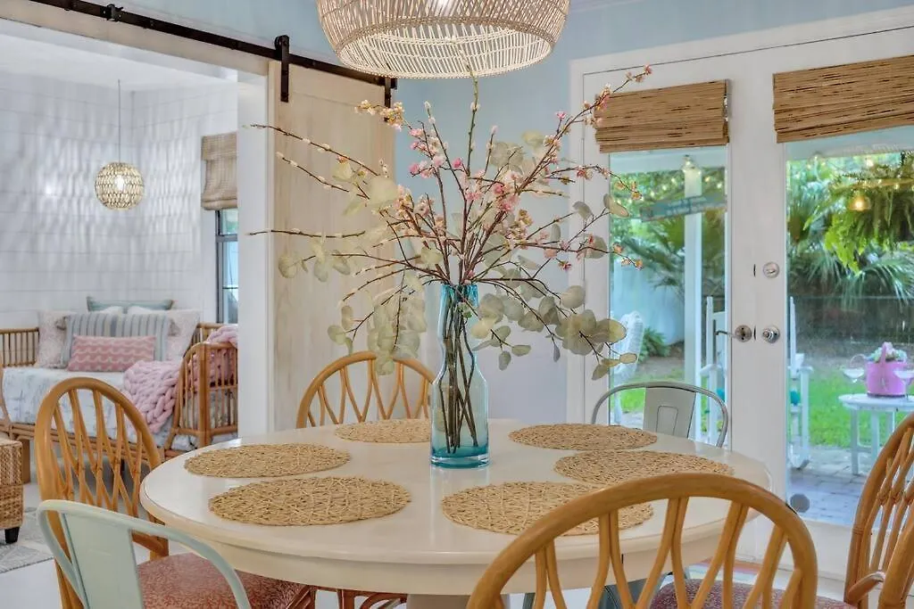 Charming 3br 2 Bath With Hot Tub! *