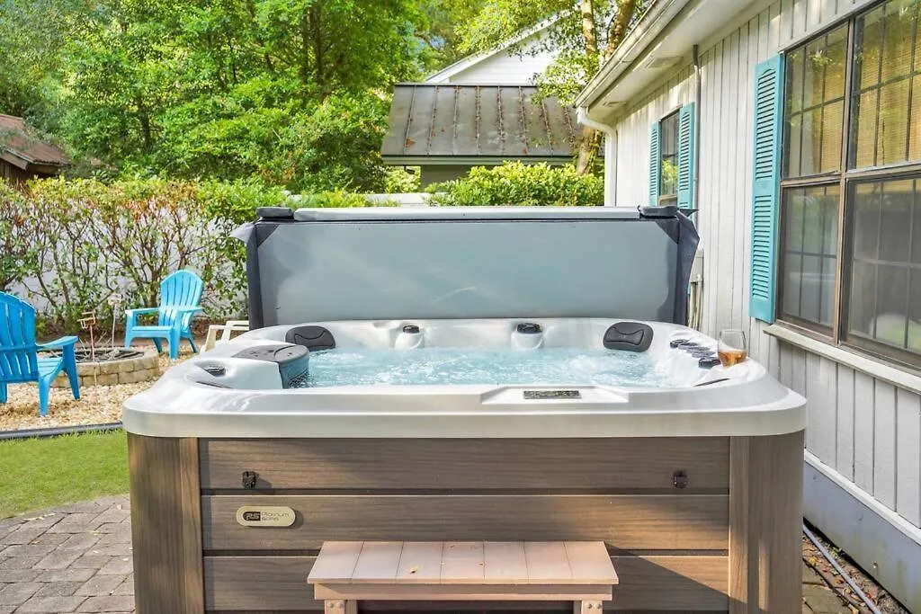 Charming 3br 2 Bath With Hot Tub!