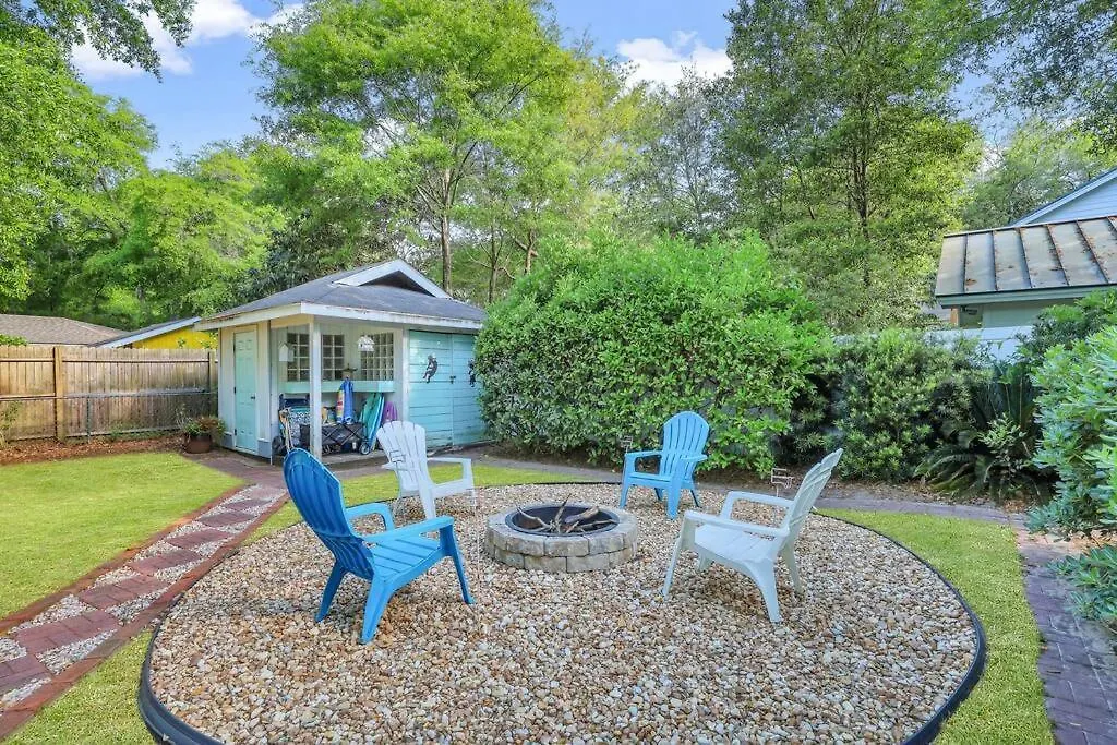 Holiday home Charming 3br 2 Bath With Hot Tub! *