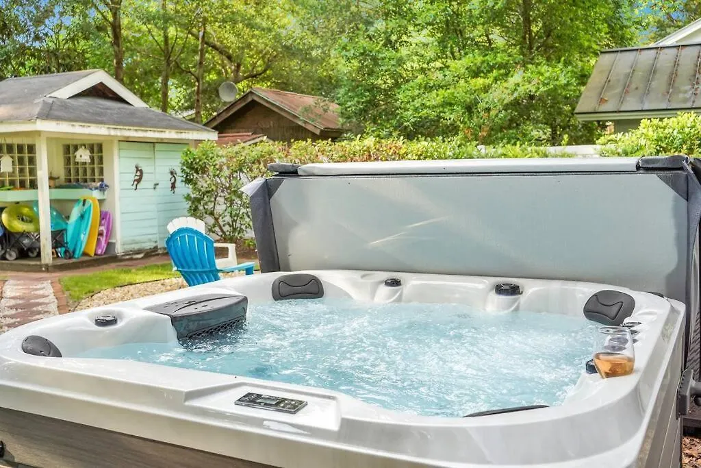Holiday home Charming 3br 2 Bath With Hot Tub! *
