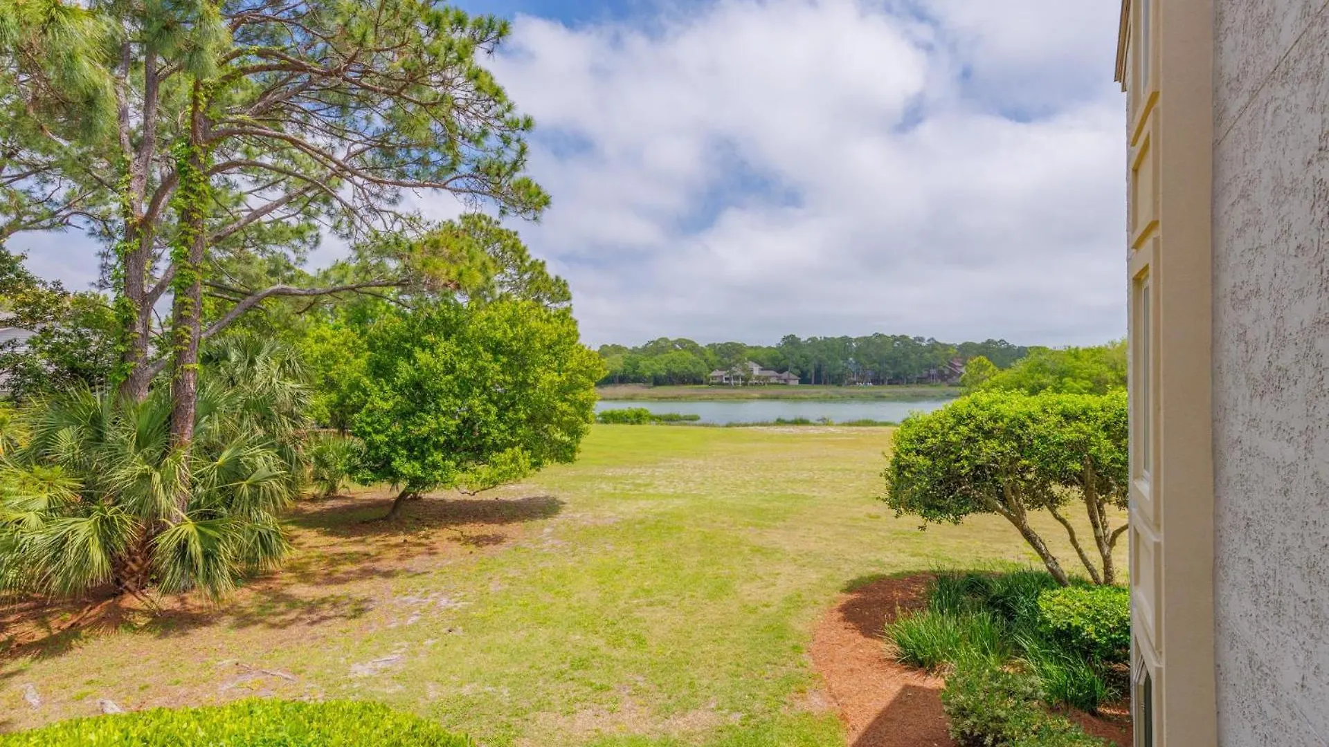 1732 Bluff