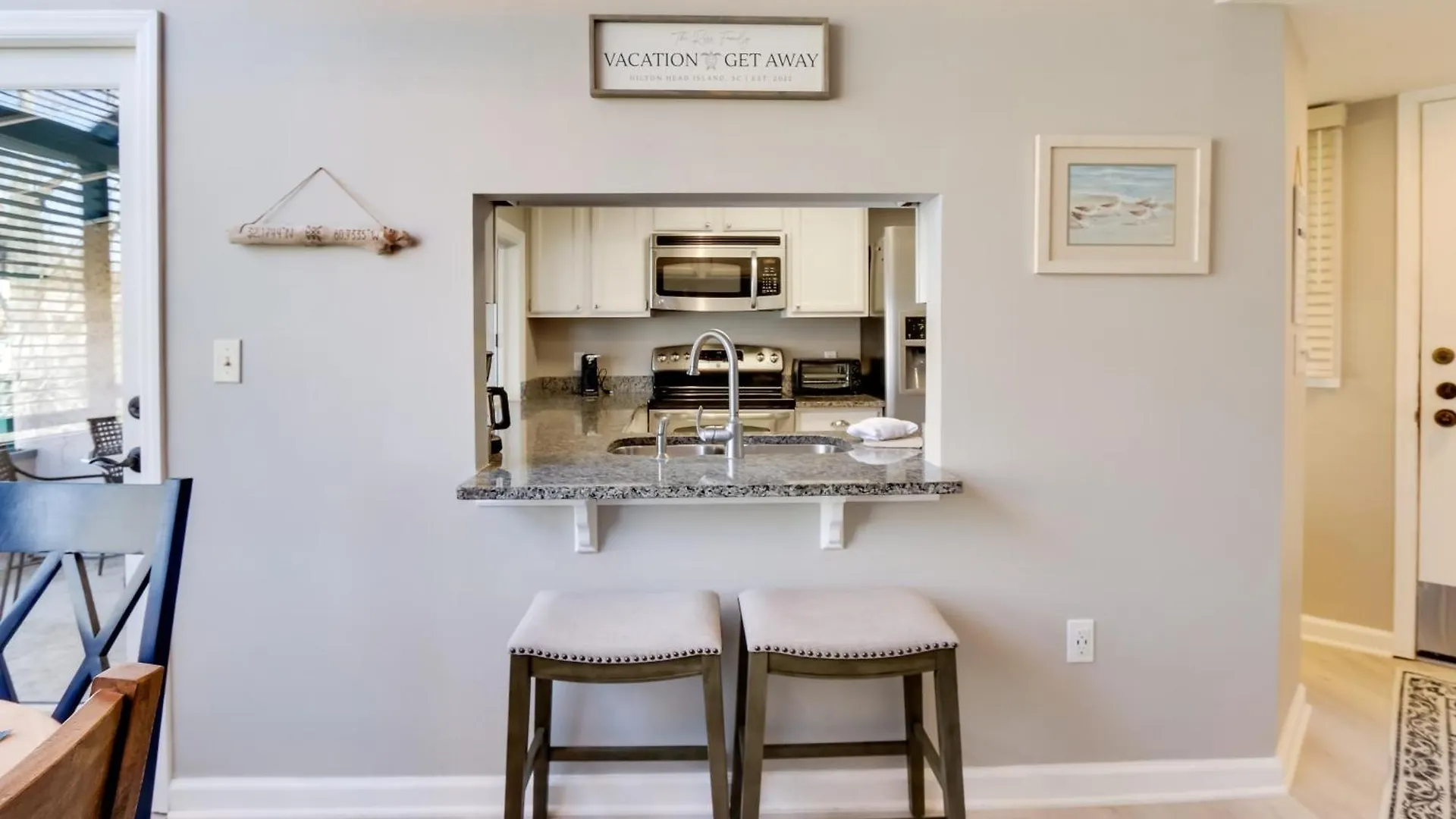 Apartment With Community Pool *