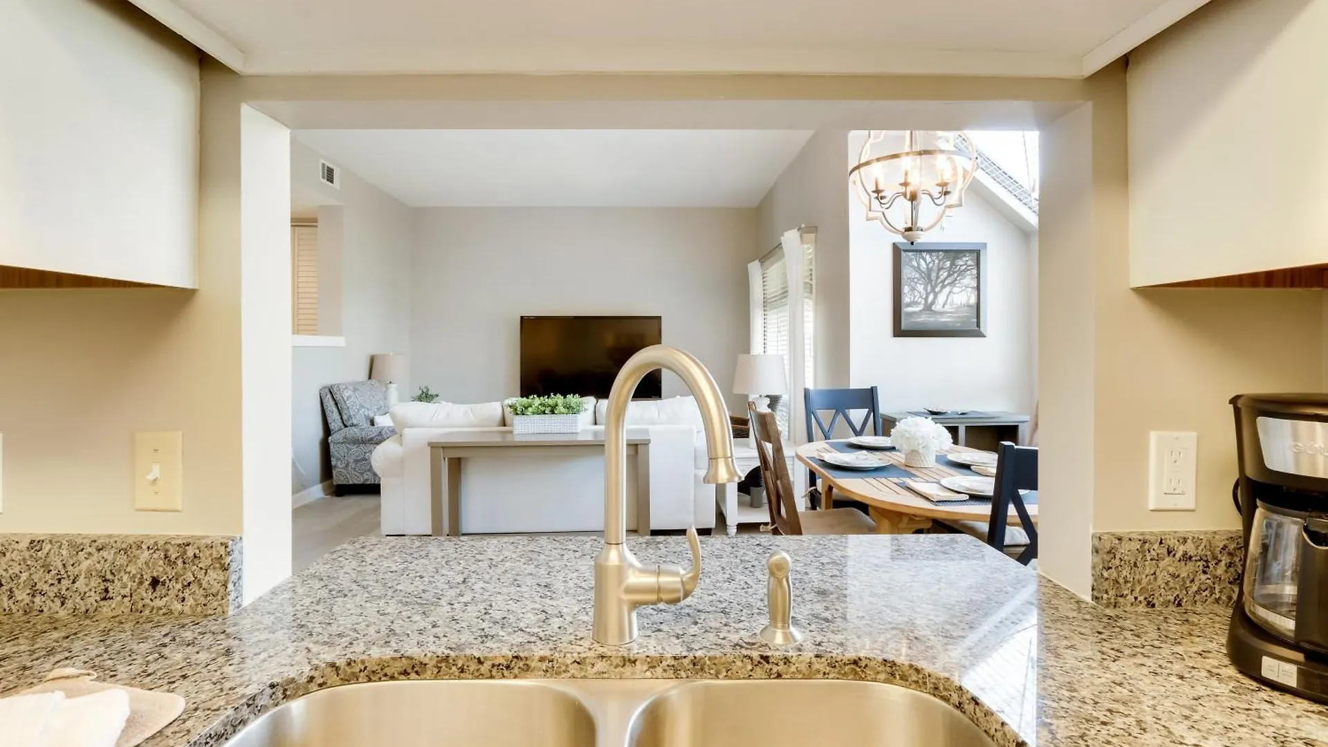 Apartment With Community Pool