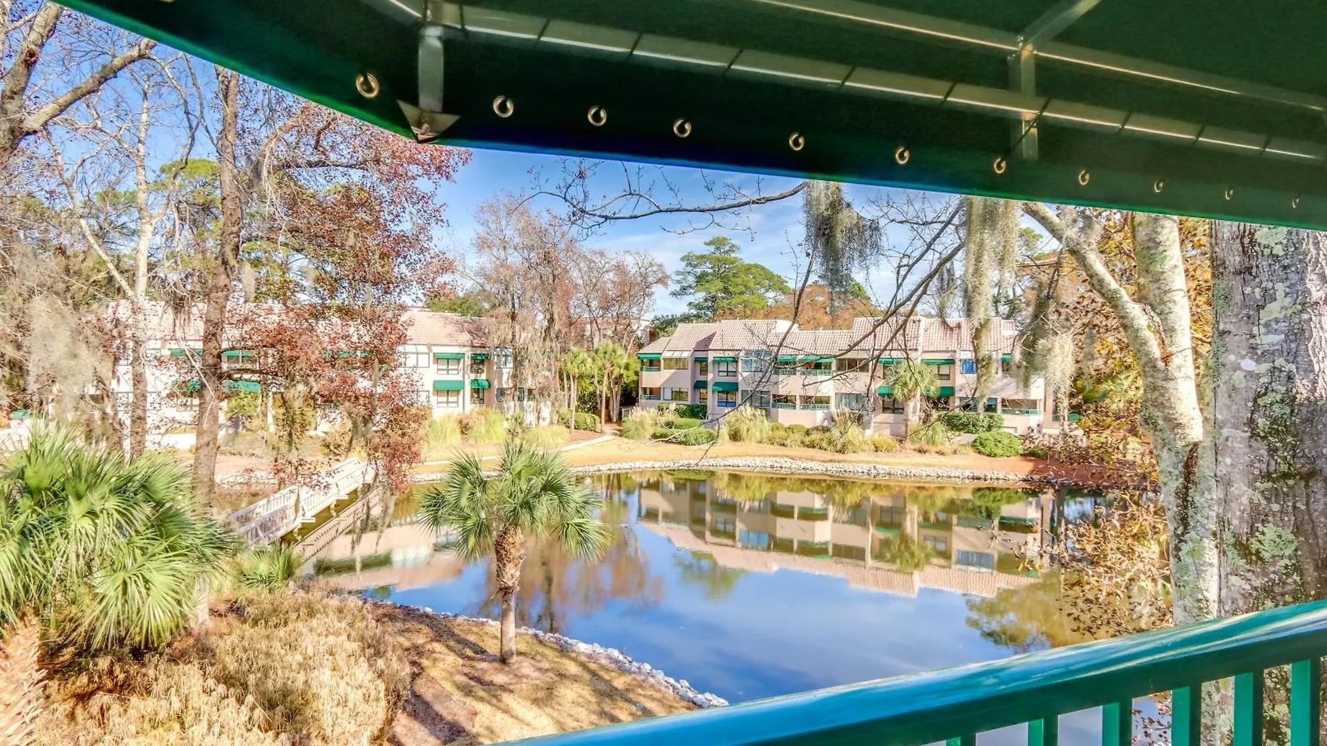 Apartment With Community Pool