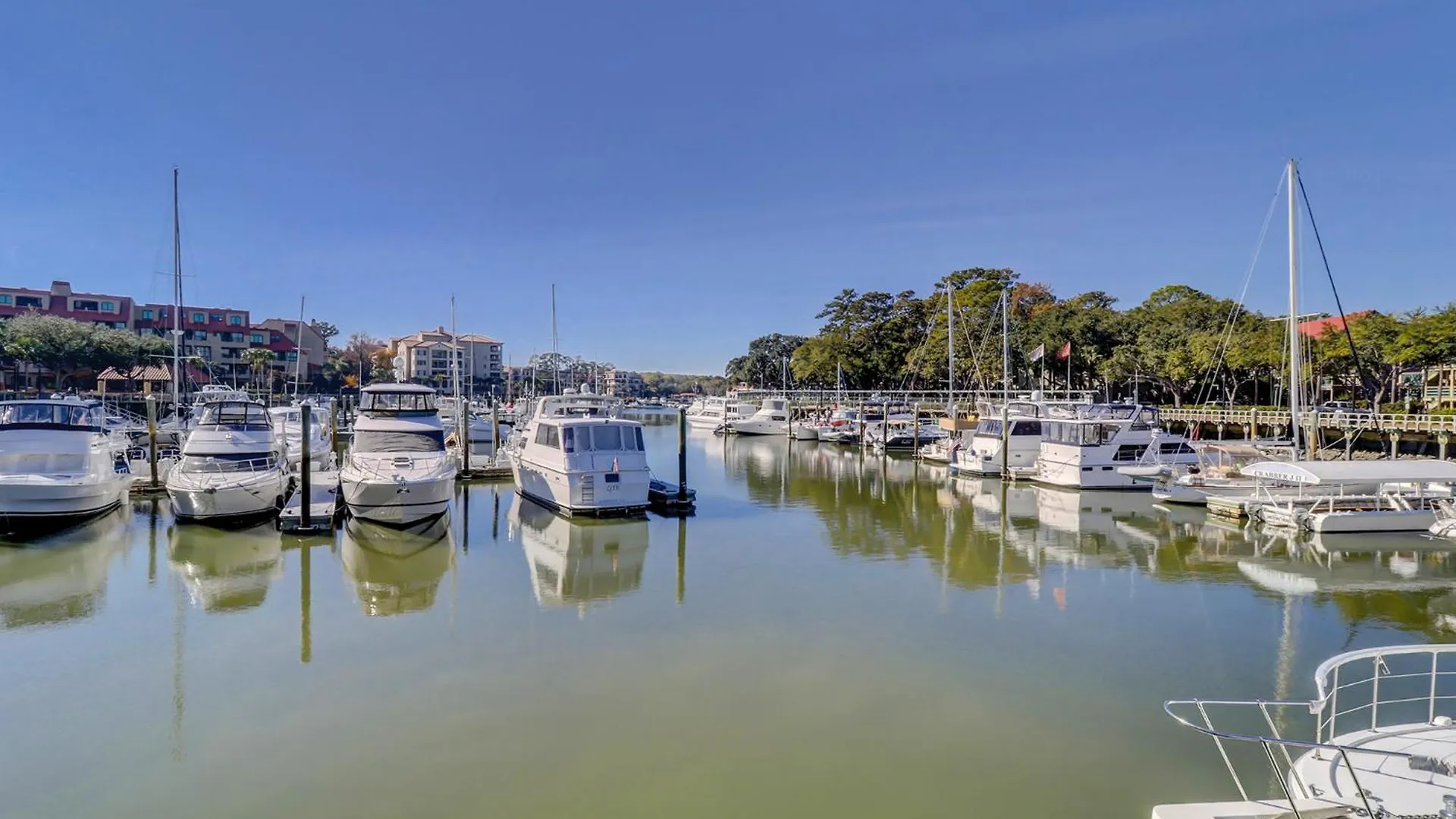 Yacht Club 7548