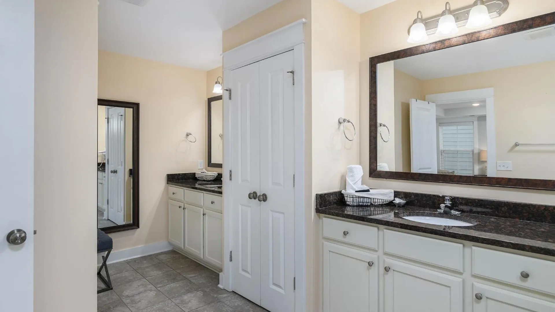 Holiday home 15% Off 7 Night Aug- Oct Private Pool Game Ev Charging Elevator Walk To *