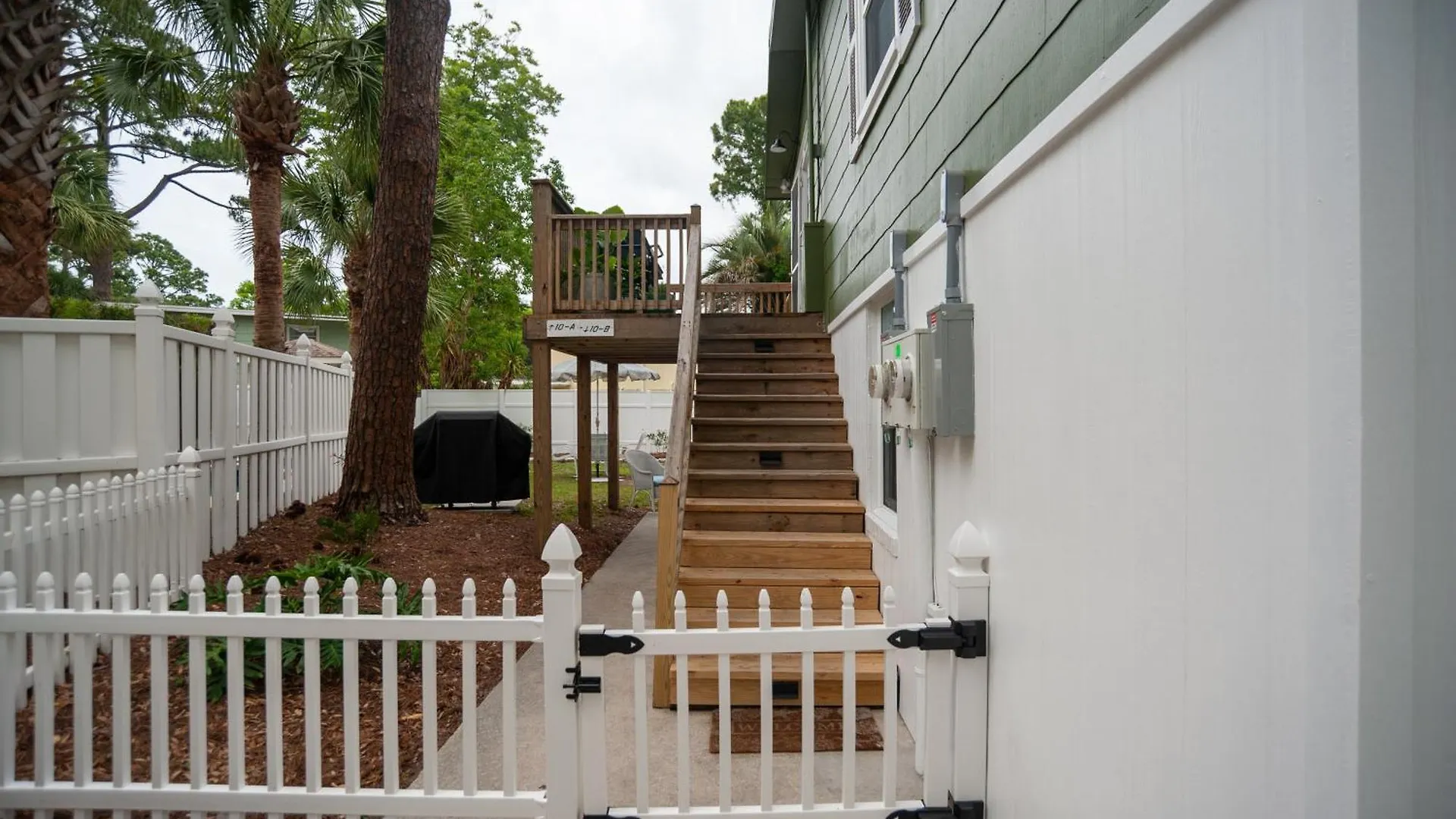 Newly Renovated Duplex, Upper Unit, 4th Row From The Holiday home *