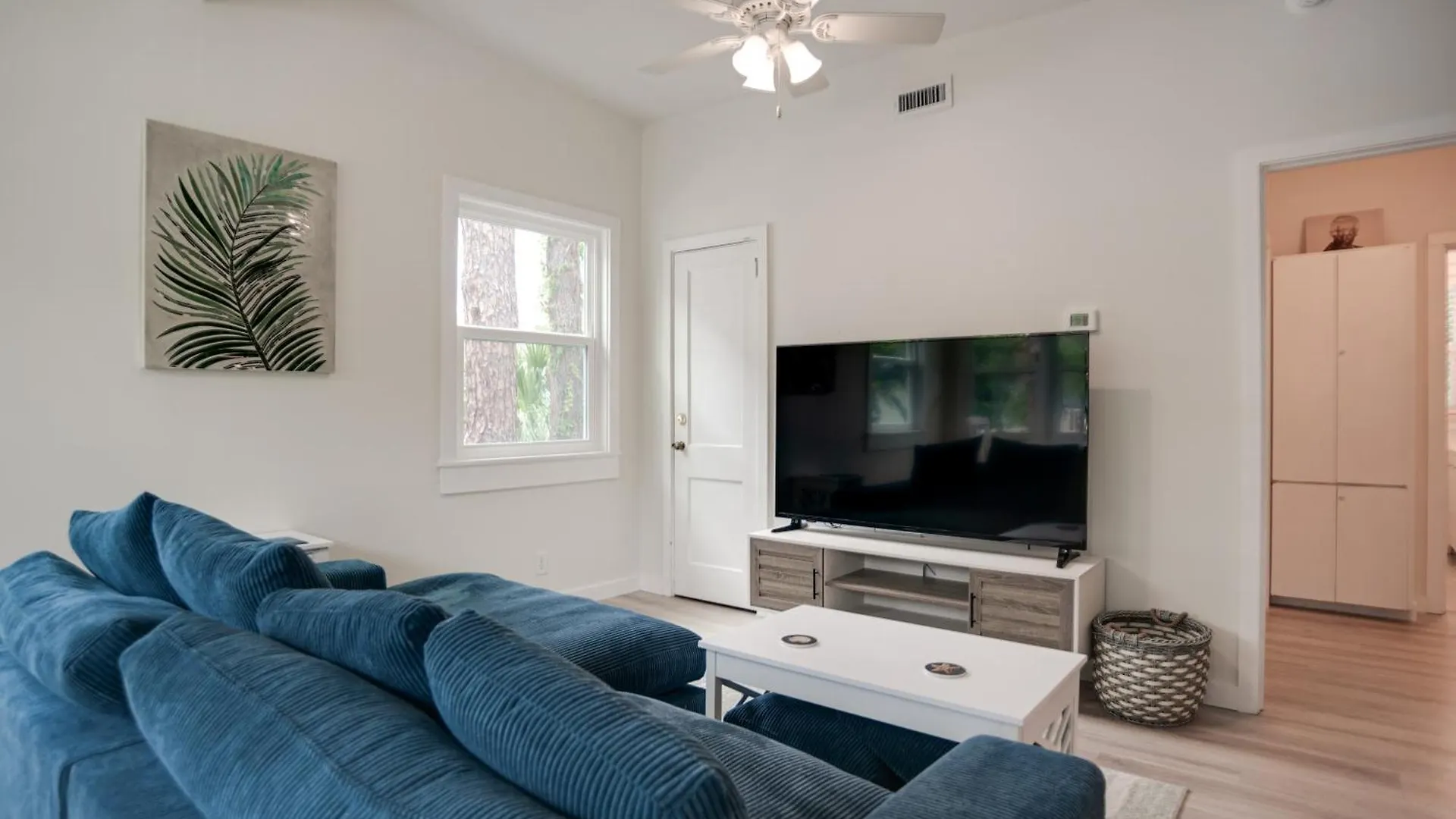 Holiday home Newly Renovated Duplex, Upper Unit, 4th Row From The *