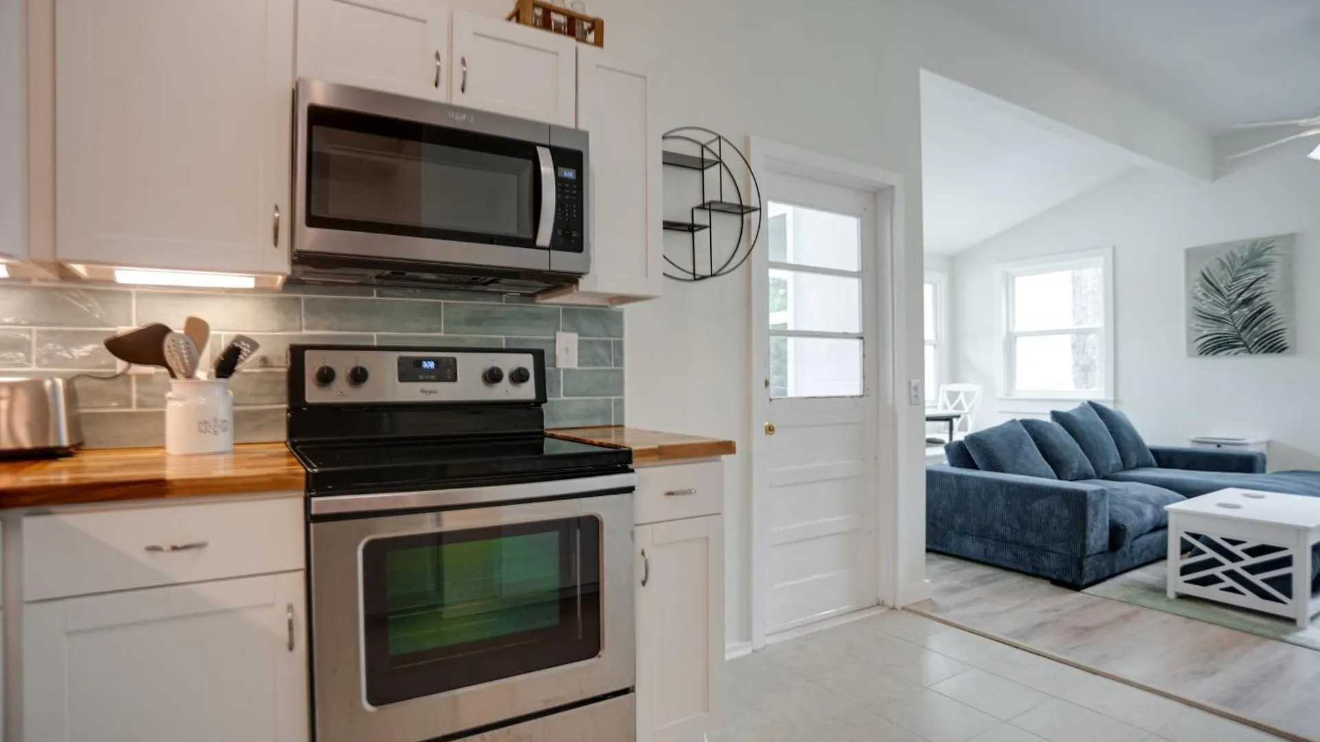 Newly Renovated Duplex, Upper Unit, 4th Row From The Holiday home