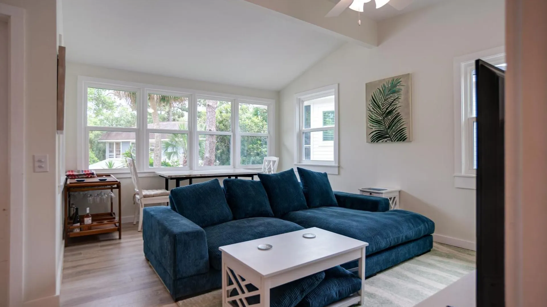 Holiday home Newly Renovated Duplex, Upper Unit, 4th Row From The *
