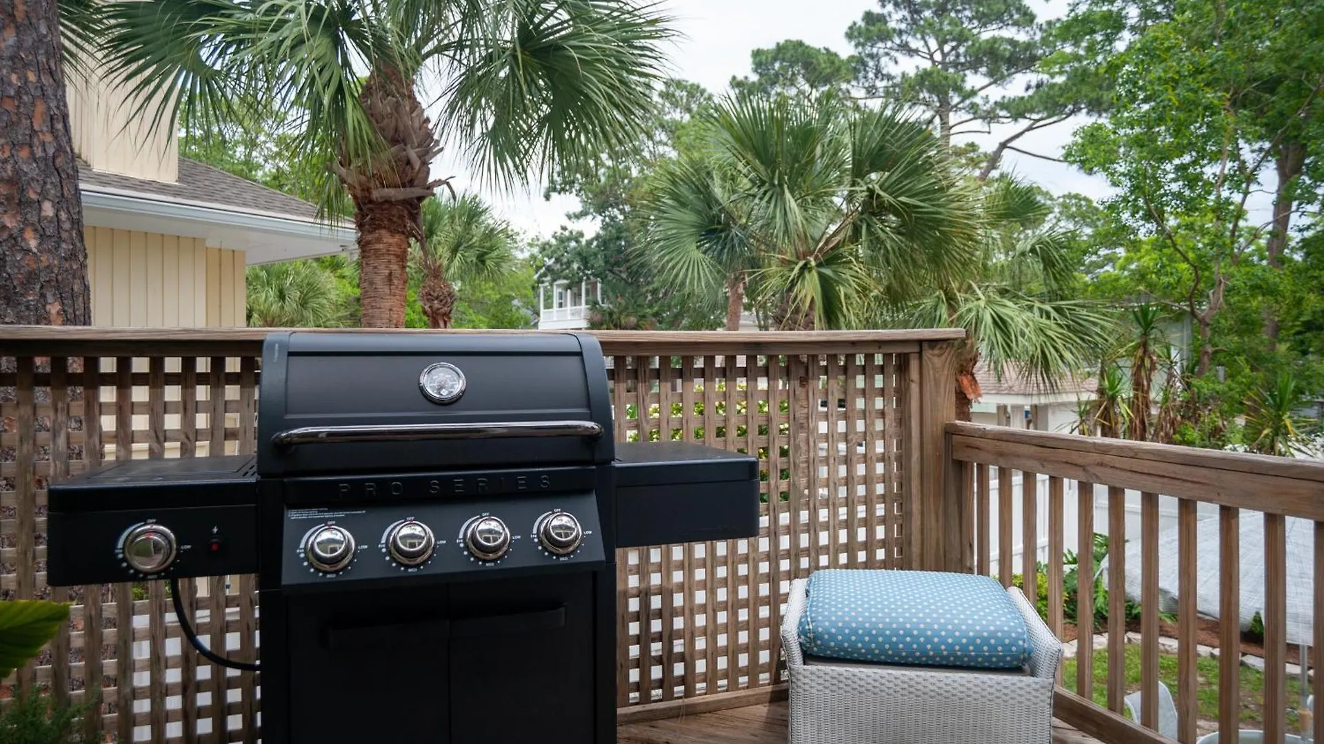 Newly Renovated Duplex, Upper Unit, 4th Row From The Holiday home