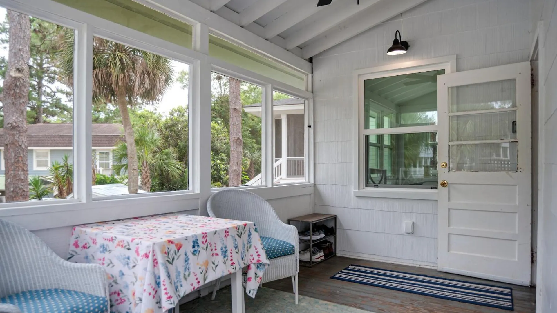 Newly Renovated Duplex, Upper Unit, 4th Row From The Holiday home *